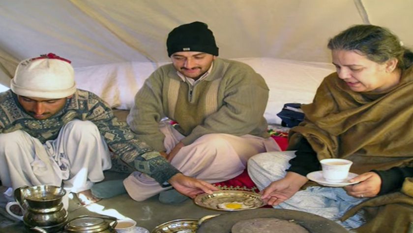 Quratual with students of IDSP in a refugee camp after the 2005 Kashmir earthquake.